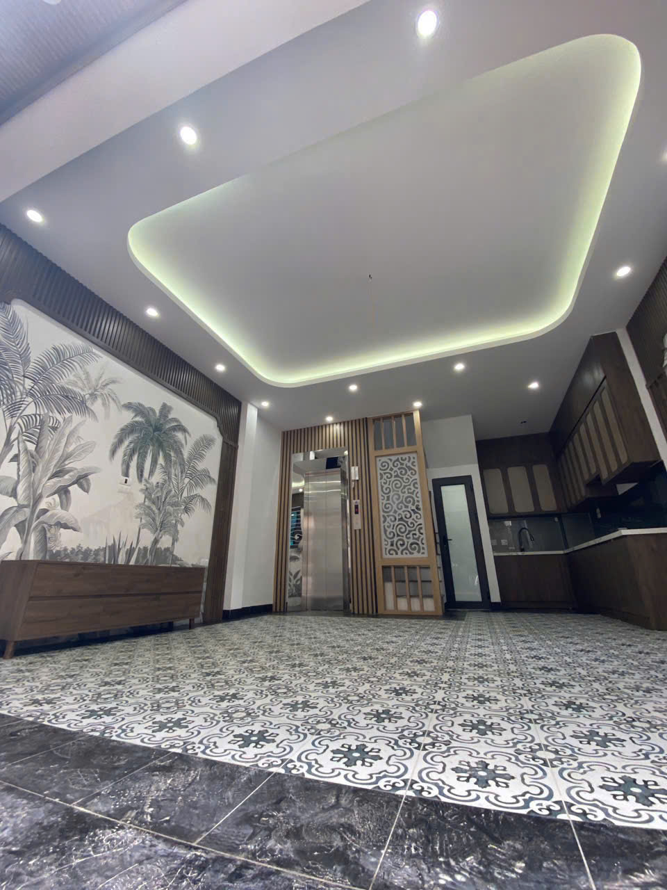 BÁN NHÀ PHỐ NGÔ GIA TỰ-LONG BIÊN-GARA Ô TÔ – THANG MÁY – KINH DOANH ĐỈNH 

???? Diện tích 40m², từ tầng 2 đua ra 45m²
???? Mặt tiền 5.1m – 6 tầng – Giá chỉ 8.9 tỷ