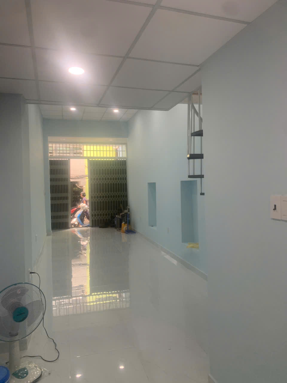 bán nhà sát mặt tiền q4 
Ngang 3.2 x 17 có 3 đ