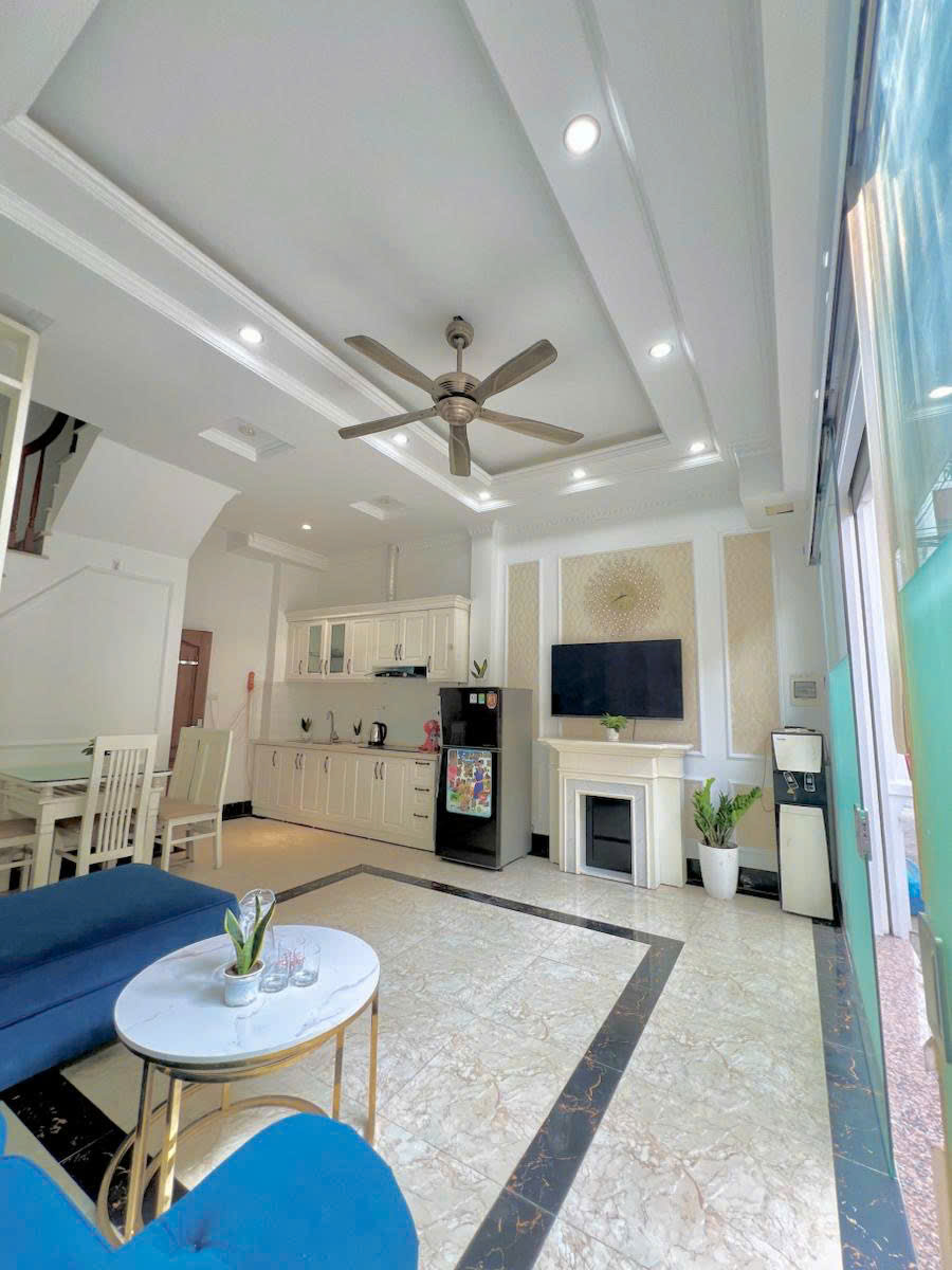 Bán nhà Đàm Quang Trung 32m 5 tầng MT5m ô tô đỗ chưa tới 8 tỷ