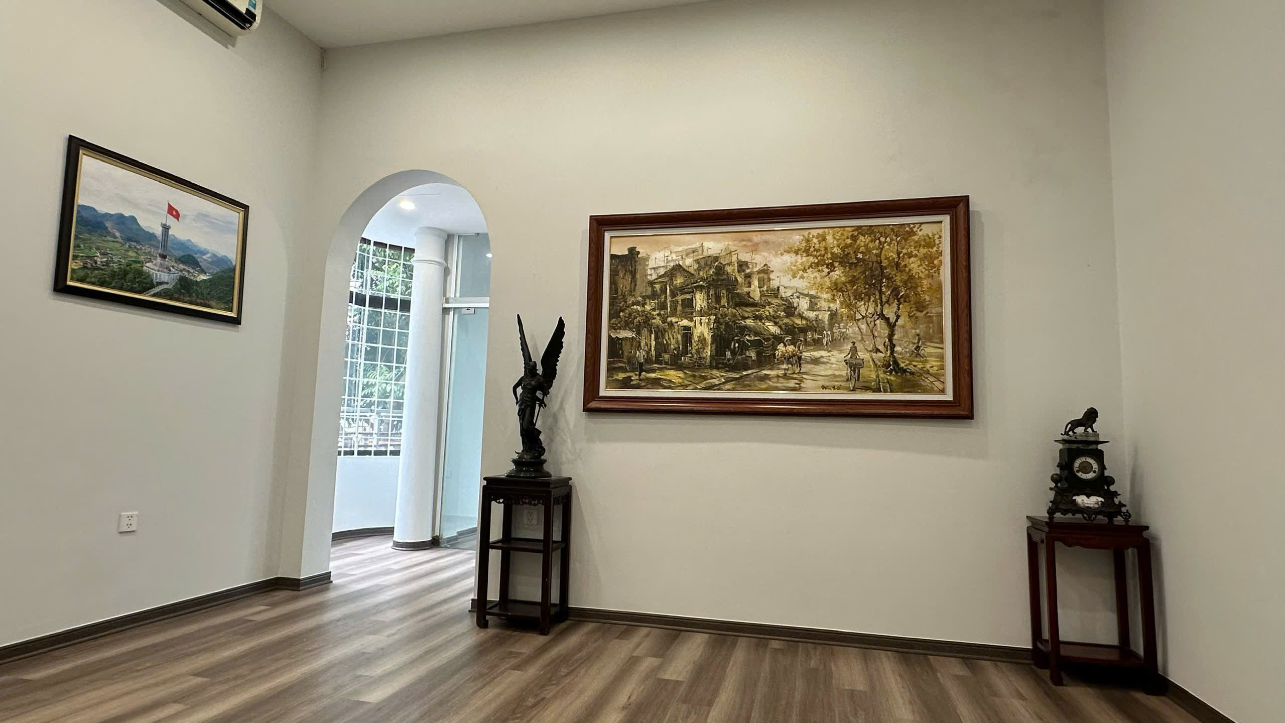 Chính chủ cho thuê căn hộ S80m2 Tầng 2 biệt thự cổ  (mặt đường) số nhà 149 Bà Triệu, P. Hai Bà Trưng, Tp. Hà Nội.