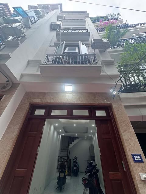 -Khu vực đang phát triển mạnh, tiện ích đầy đủ, xung quanh nhiều trường ĐH, CĐ.

-Nhà 5 tầng, thoáng trước sau, thiết kế: