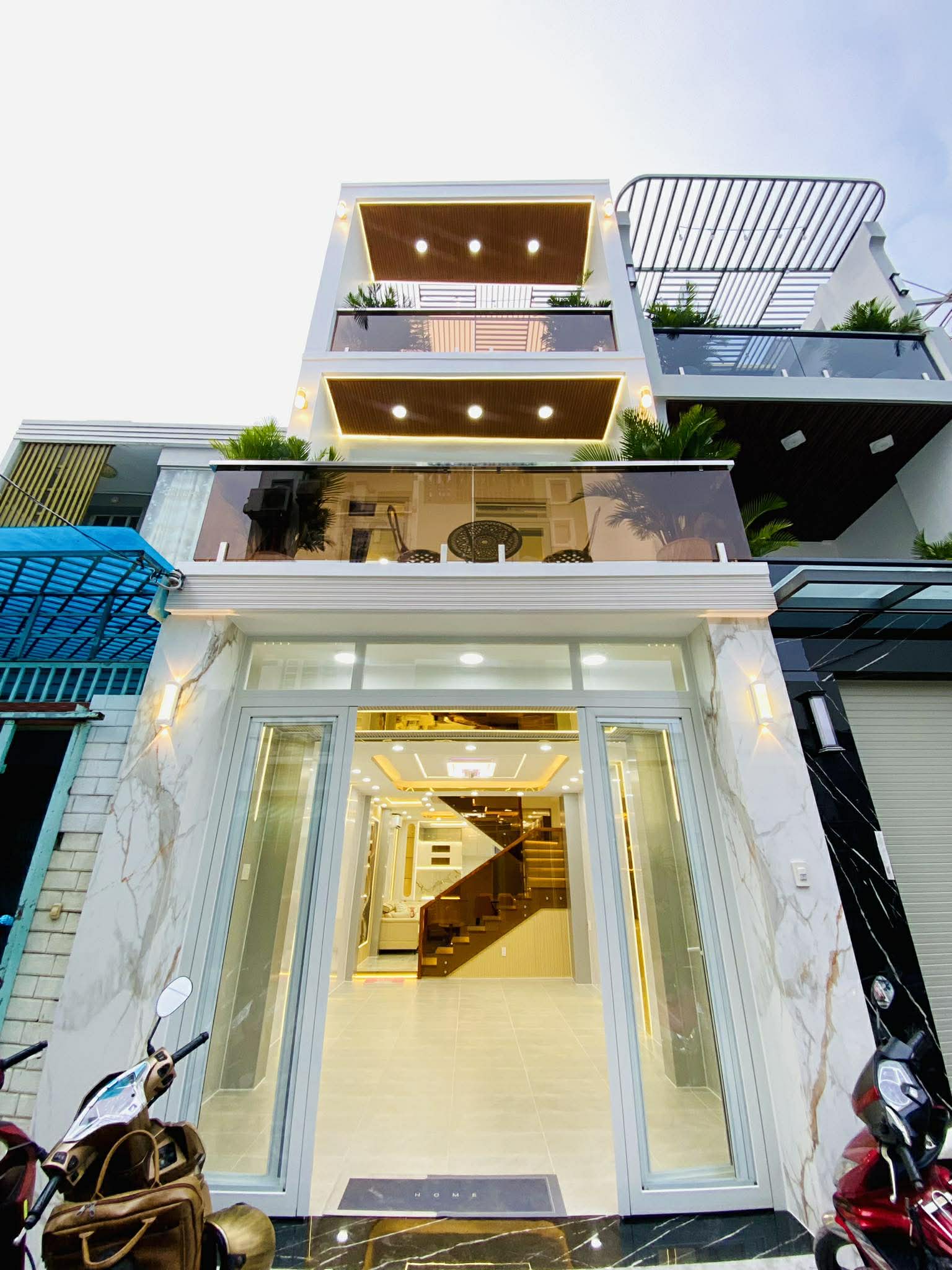 Cần bán nhà phố 1 trệt 2 lầu có sân thượng vừa hoàn thiện  giá thấp