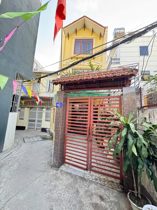 CHUYỂN NHƯỢNG GẤP NHÀ 3 TẦNG ĐƯỜNG NGÔ QUYỀN – 55,4M2 – SÂN CỔNG RIÊNG – GIÁ 2,65 TỶ