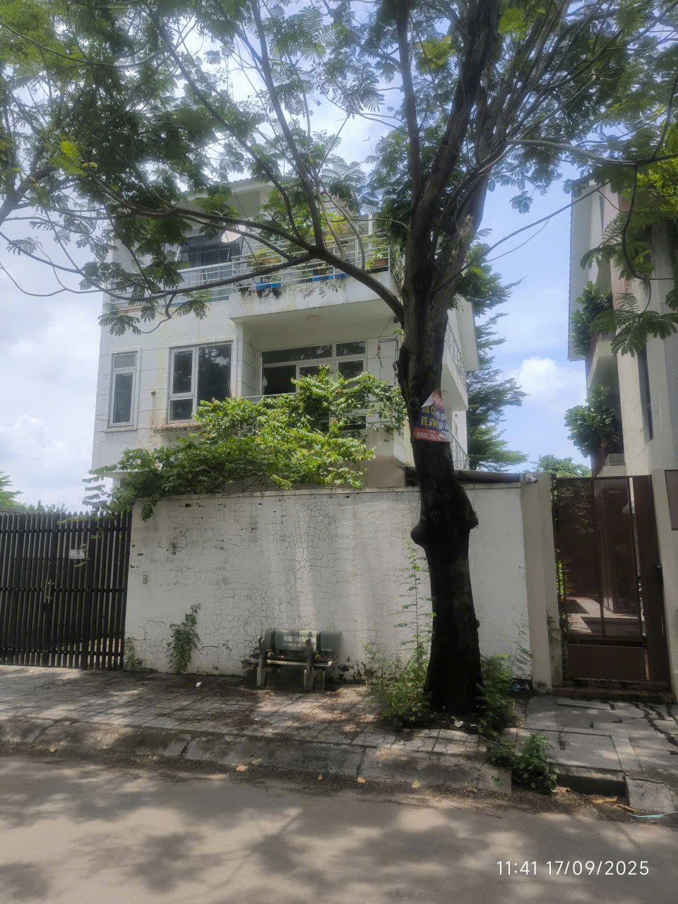 CHO THUÊ NHÀ + ĐẤT GIÁT ĐỊA 500m², KINH DOANH TỐT – GIỮA 2 CHUNG CƯ SKY9 và HAUSNEO