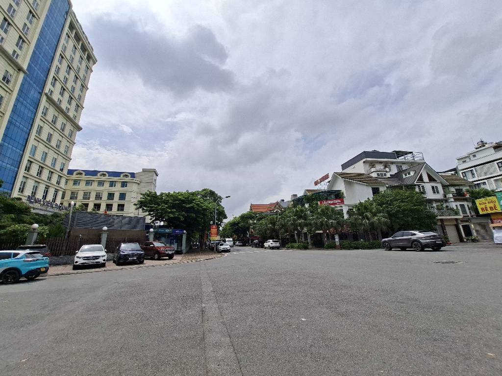 NHÀ HOÀNG NHƯ TIẾP 21 tỷ 75m Ô TÔ GARA THANG MÁY,NGÕ THÔNG,LONG BIÊN