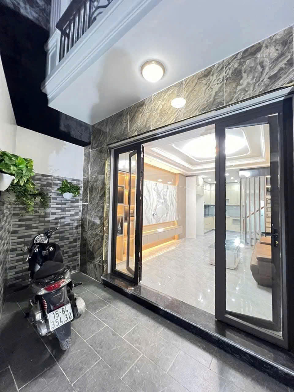 Siêu phẩm nhà xây mới, độc lập, sân cổng rộng 10 mâm cỗ phố Lê Lợi-Hải Phòng.