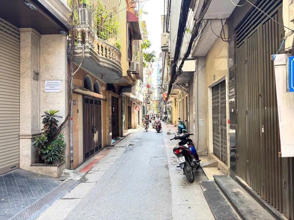 - MINH KHAI NHÀ ĐẸP, THOÁNG TRƯỚC SAU, VÀI BƯỚC CHÂN RA Ô TÔ TRÁNH