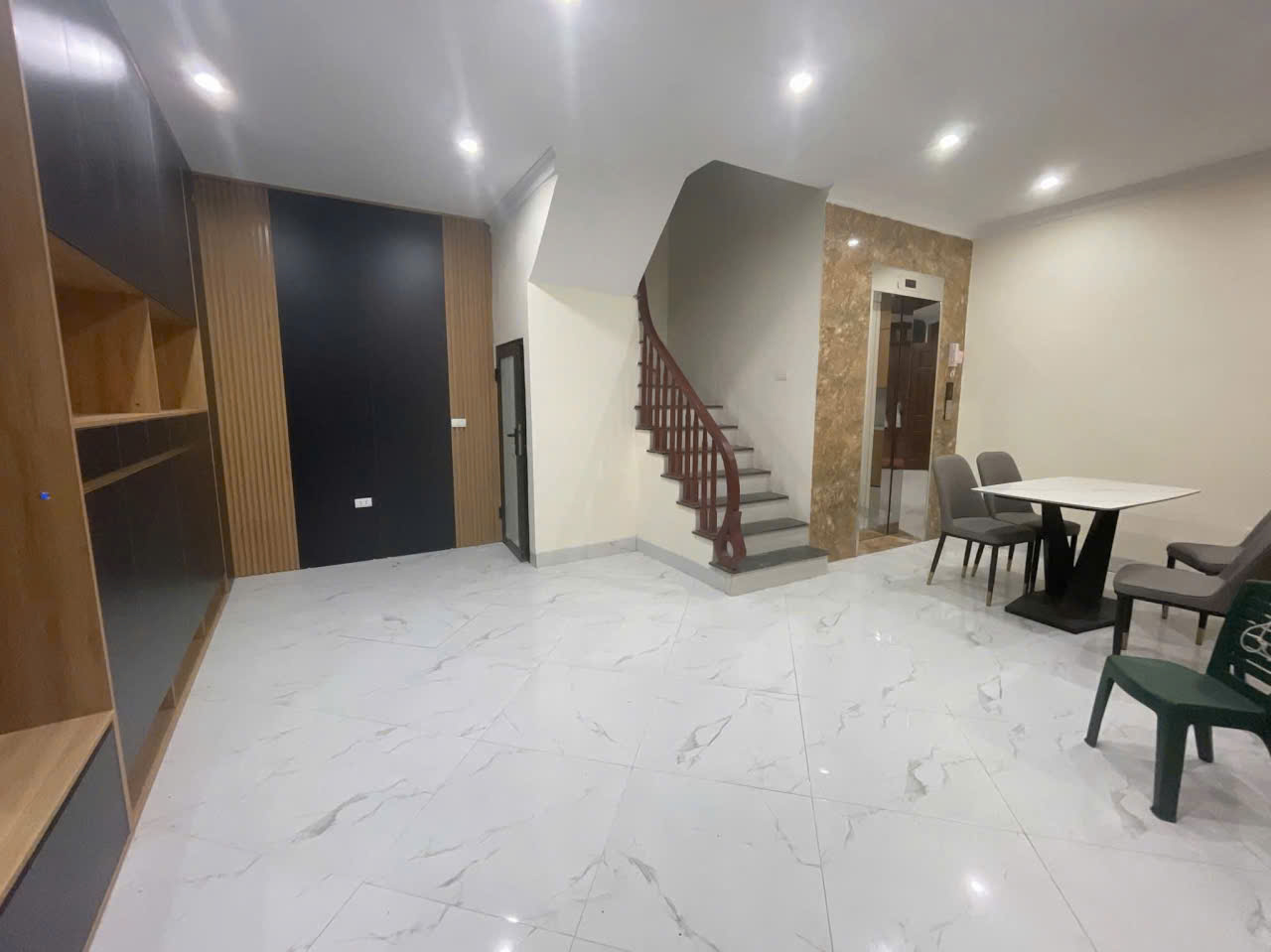 NHÀ ĐẸP - THANG MÁY - OTO ĐỖ CÁCH NHÀ 10m  - GẦN HỒ - TIỆN ÍCH BẠT NGÀN  Bồ Đề  35 m, Tmt 6,2m 9 tỷ2
