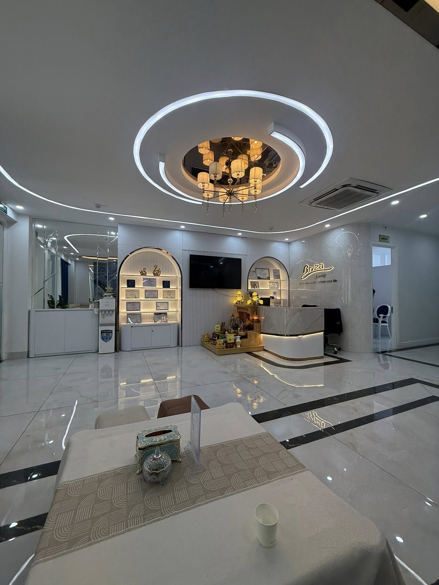 VIEW DÒNG SÔNG XANH - TRUNG TÂM CẦU GIẤY -TÒA VP 8 NỔI 1 HẦM - VỈA HÈ 7M.