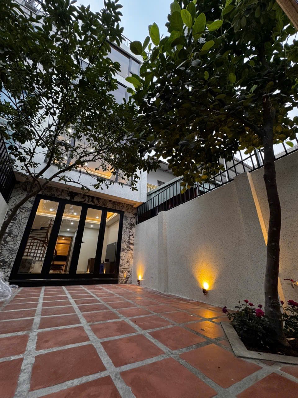 TRUNG TÂM VIỆT HƯNG 70M2, 4T DÂN XÂY, GIÁ ĐẦU TƯ 12.X TỶ, FULL NỘI THẤT