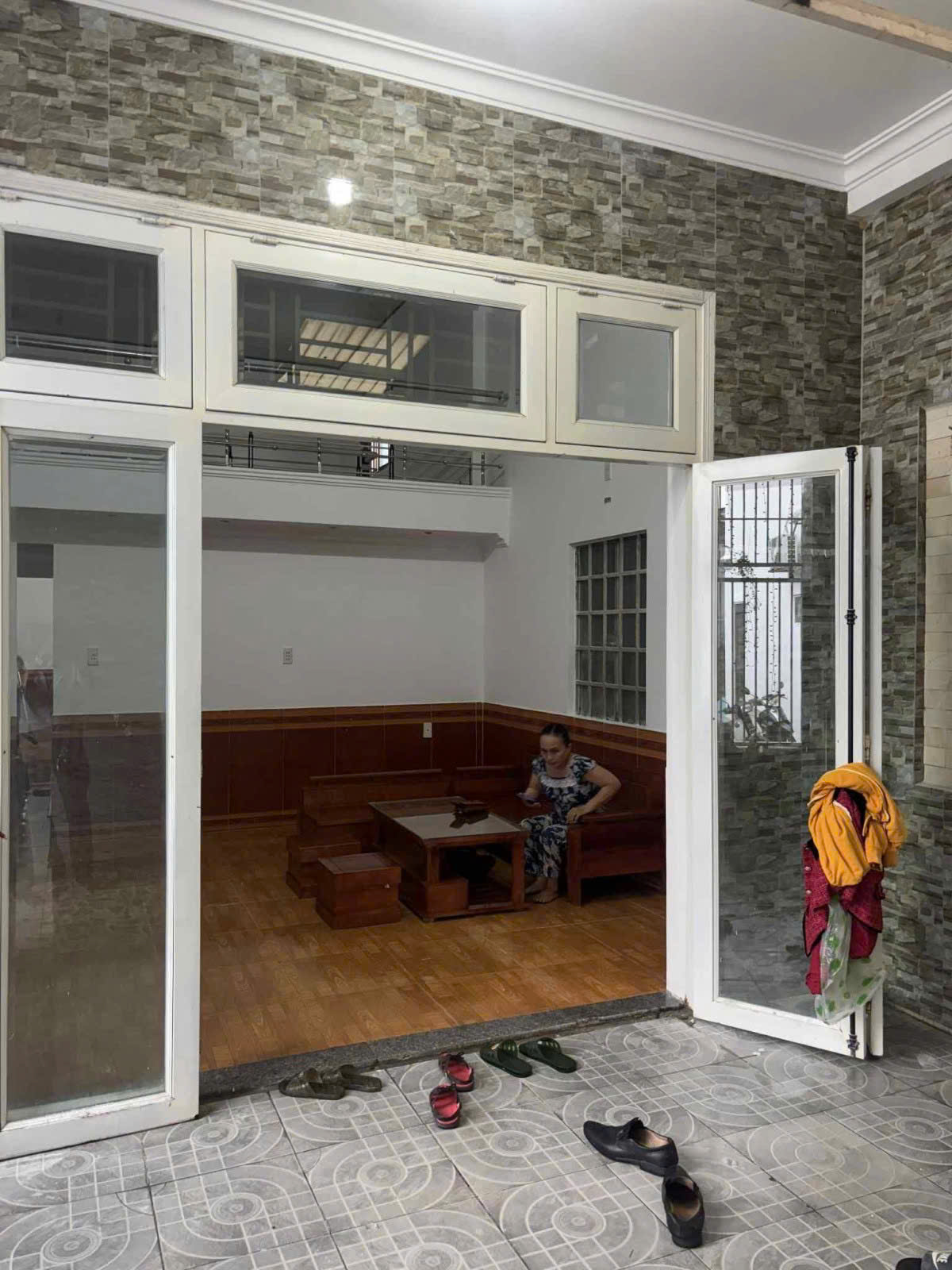 DIỆN TÍCH LỚN 121 m2 ĐƯỜNG OTO VÀO TẬN CỬA, NHÀ 2 TẦNG ĐẦY ĐỦ CÔNG NĂNG 2,15 tỷ