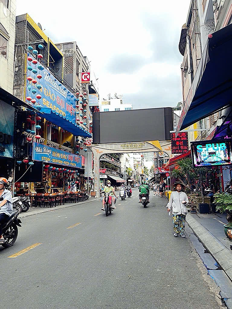 BÁN HOTEL 6 TẦNG - DT 4M*17M - HXH 6M Đ. BÙI VIỆN, QUẬN 1 - HDT 60TR/TH ĐỀU * Liên hệ GIANG GIANG: 093.86.76.685
