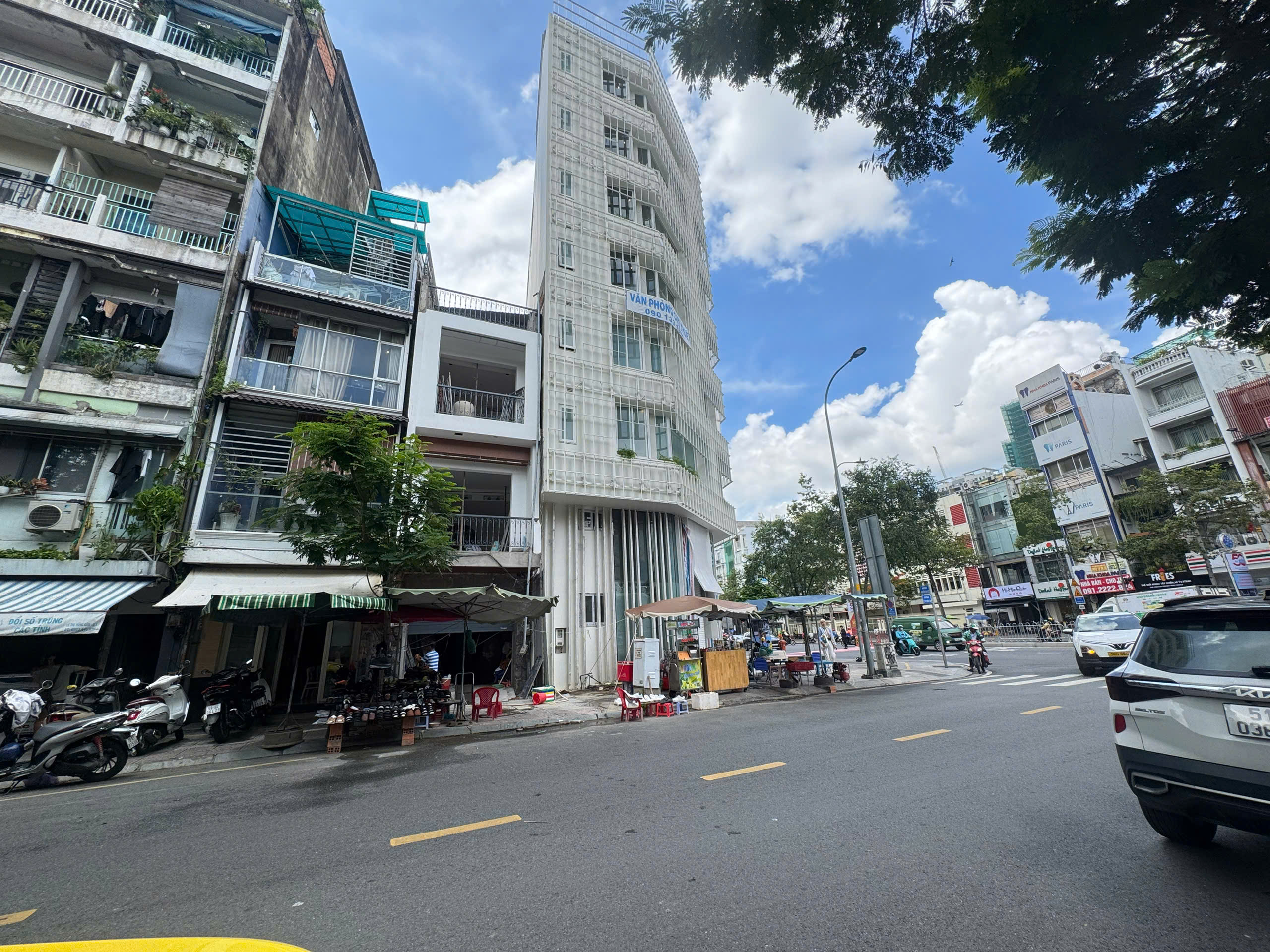 CHỦ ĐI NƯỚC NGOÀI CẦN BÁN NHÀ 4 TẦNG Đ. LÊ THỊ HỒNG GẤM, QUẬN 1 - NGAY TRẦN HƯNG ĐẠO & NGUYỄN THÁI HỌC - VỊ TRÍ KINH DOANH ĐỈNH * Liên hệ GIANG GIANG: 093.86.76.685