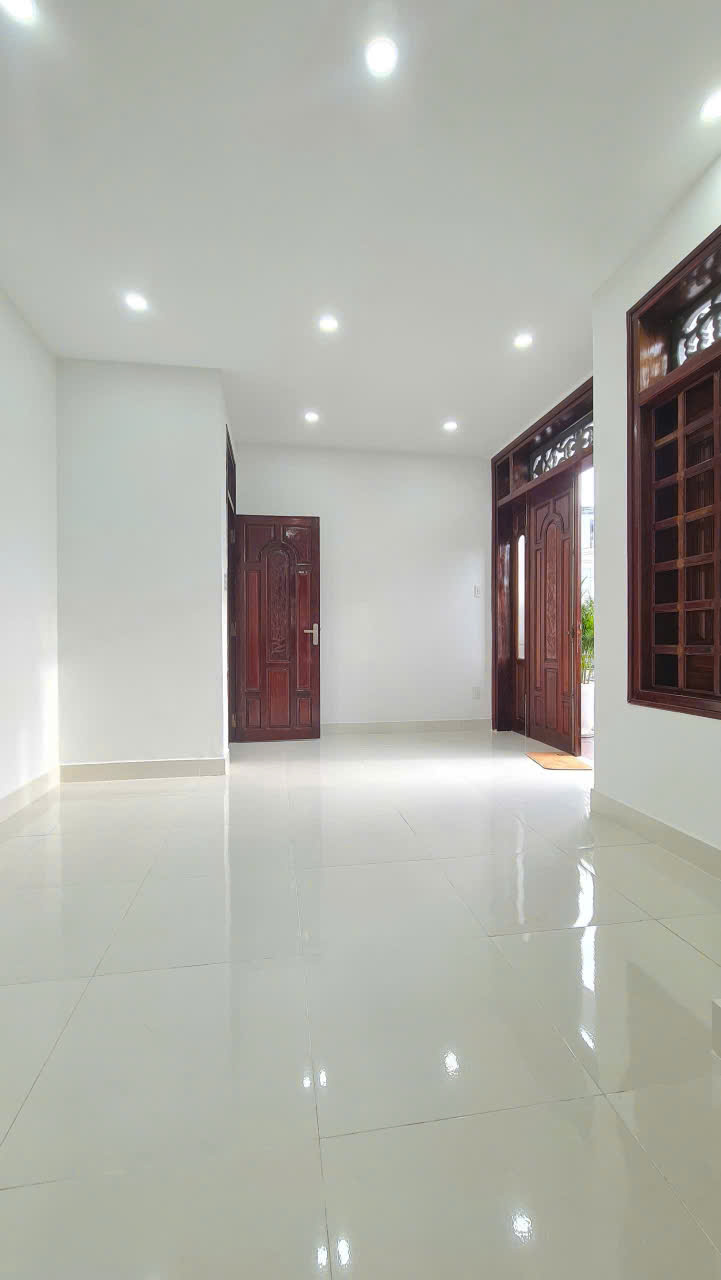 Bán Nhà đẹp 3 tầng mặt tiền  đường Đồng Nai Giá 8,8 Tỷ - Tp Nha Trang  Diện tích 99,9m2 ngang 9m mặt tiền 
lh e Trang