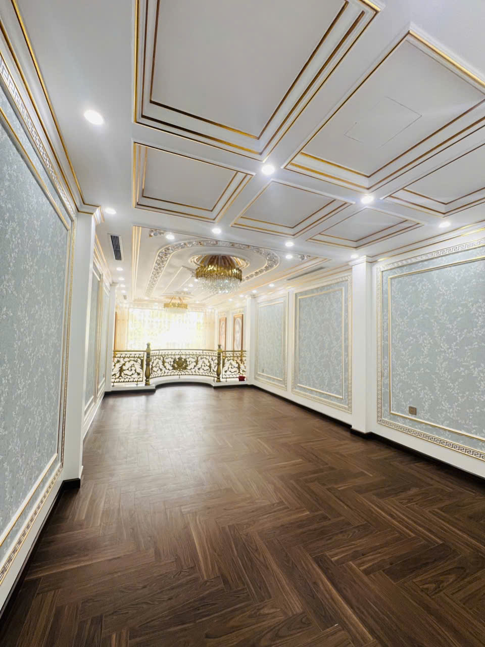 BÁN NHÀ MẶT PHỐ NGÔ GIA TỰ – 7 TẦNG THANG MÁY – NỘI THẤT CHÂU ÂU ????
???? Diện tích 91.4m²  MT 4m  7 tầng  Giá 30 TỶ – Long Biên