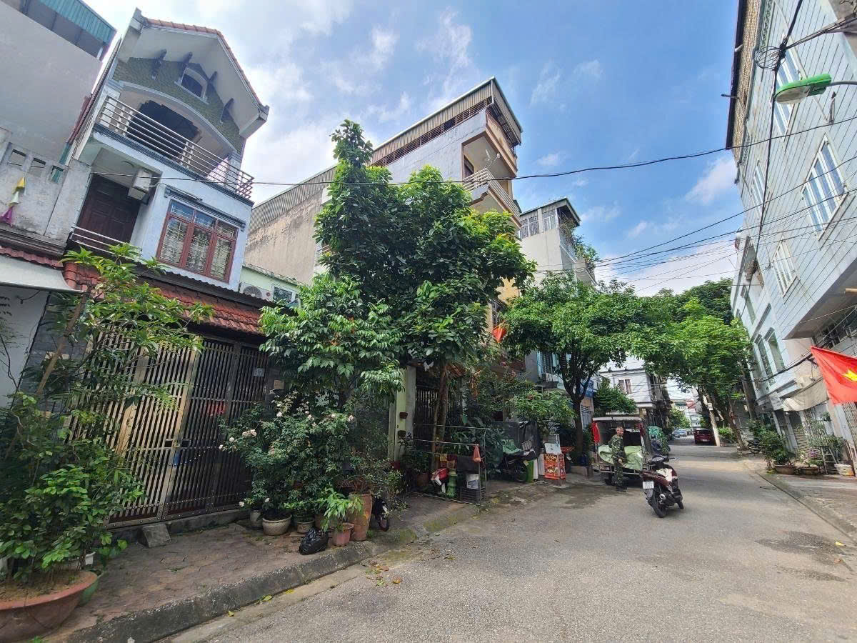 ???? BÁN NHÀ DÂN XÂY KIÊN CỐ – 2 MẶT NGÕ – Ô TÔ TRÁNH – VỈA HÈ 8.5M ????
???? Ngô Gia Tự – 66m²  MT 3.45m (thực tế 3.6m)  3 tầng  Giá 14.5 TỶ – Long Biên