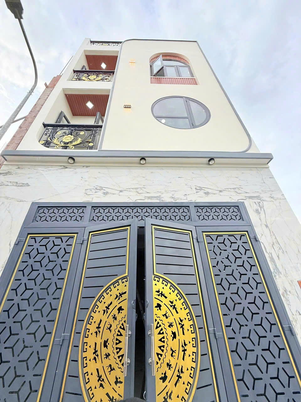 Siêu Phẩm Cạnh AEON TP Oto Ngủ Nhà Ngang Khủng 5,2m 5Tầng+5PN+5WC 6Đ1