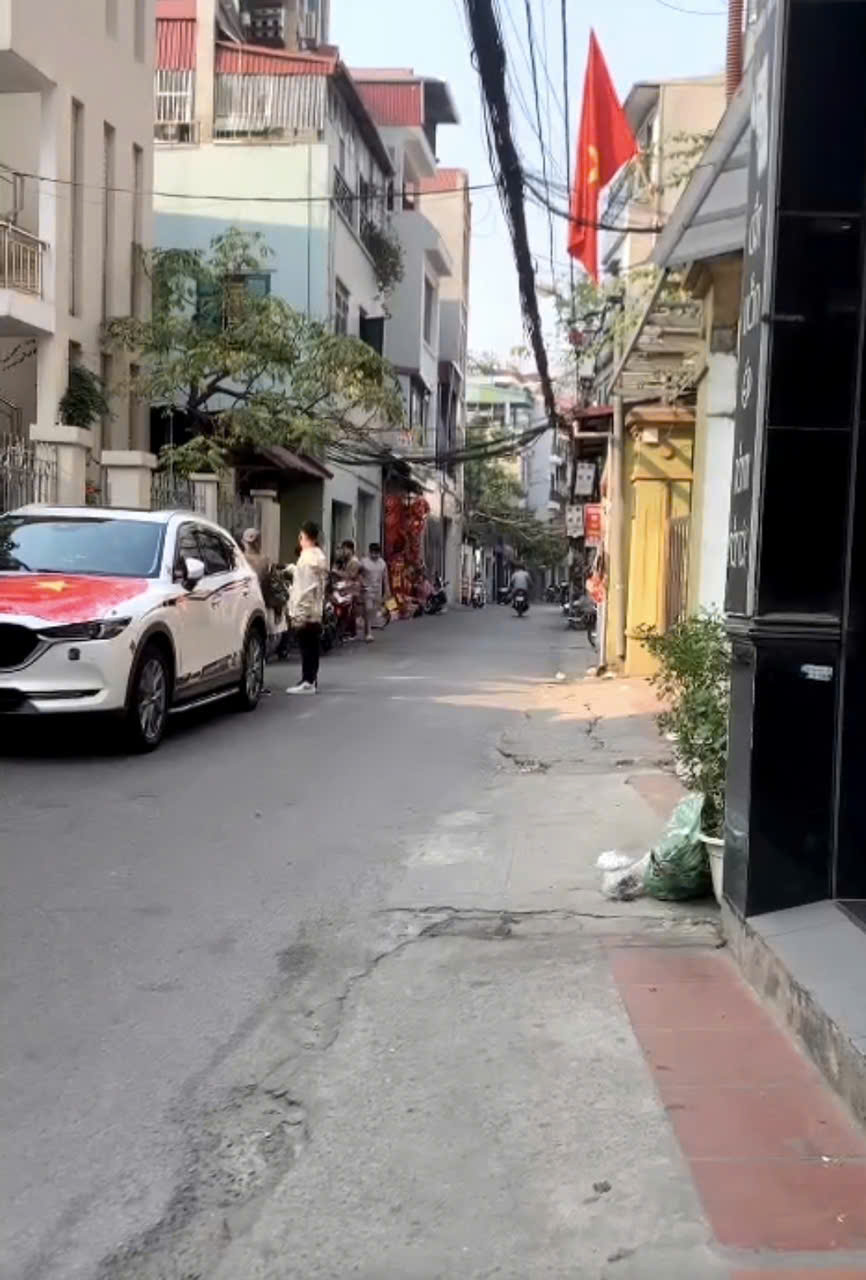 LONG BIÊN TRIỆU ĐÔ – LÔ GÓC 2 MẶT NGÕ – MT 6.5M – OTO ĐỖ CỬA – SỔ ĐỎ HOA HẬU ????????????

???? Bồ Đề – Long Biên
???? Diện tích: 110m²  6 tầng  Mặt tiền: 6.5m  Giá: 21.5 tỷ