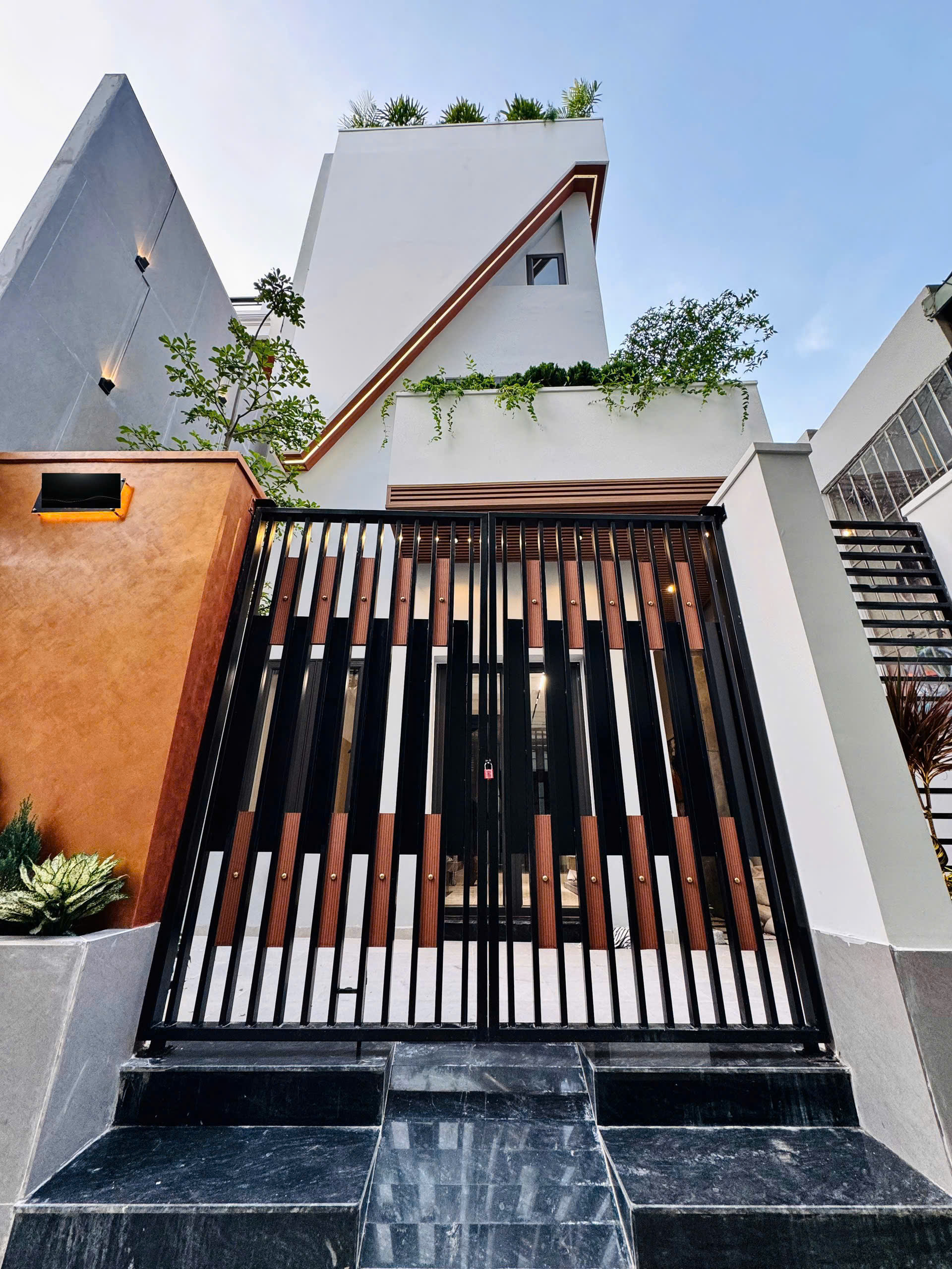 Bán nhà 4 tầng độc lập, ngõ ô tô Văn Cao, Hải Phòng - Diện tích 93,7m², tặng full nội thất!