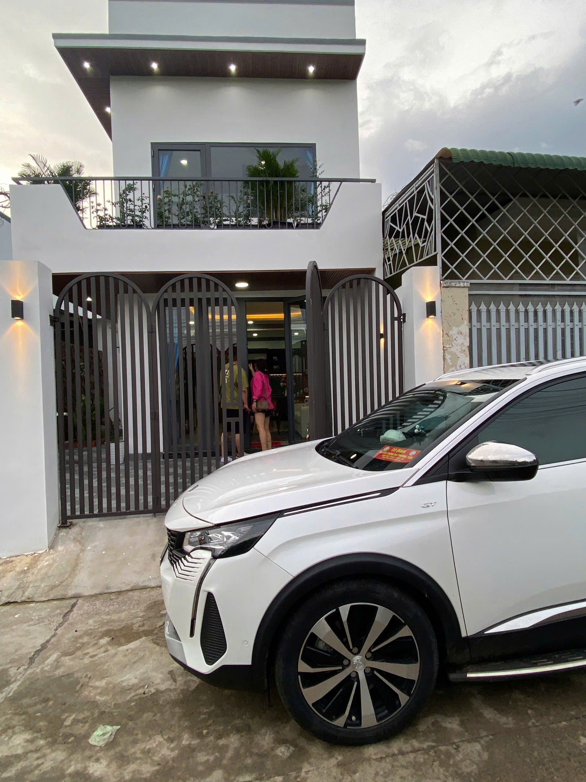 BÁN NHÀ MÊ HẺM XE HƠI NÉ NHAU 181 QUANG TRUNG MẶT TIỀN
 Nhà mê kiên cố - thiết kế hiện đại - Full nội  thất : 1 PK - 1 Bếp - 2 PN - sân đậu xe