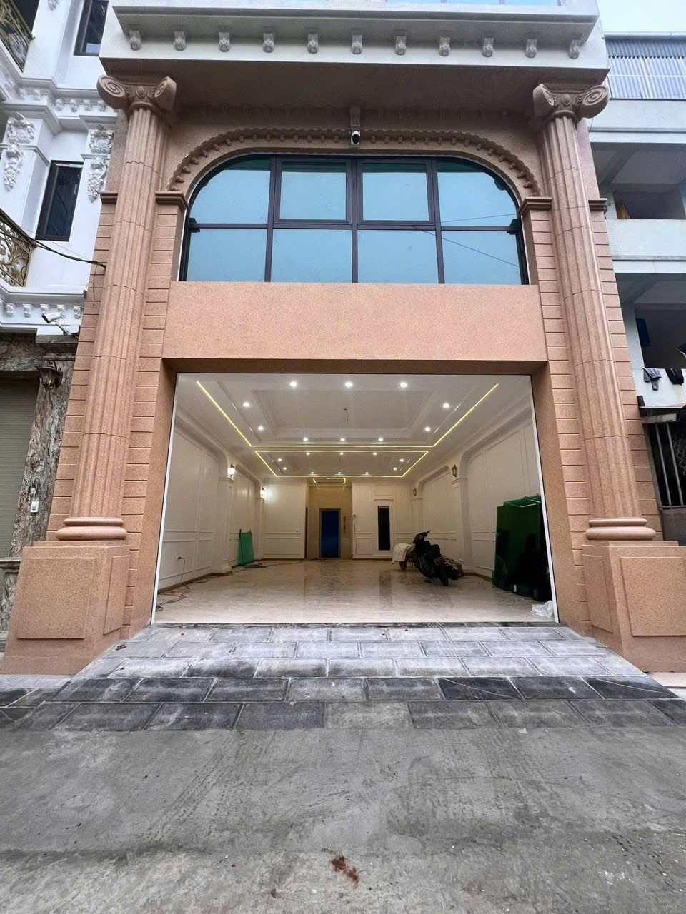 Bán tòa nhà văn phòng mặt phố Ngọc Thụy – Long Biên, Hà Nội

???? Diện tích: 115m² – Mặt tiền: 7m – Giá: 36 tỷ 680 triệu
