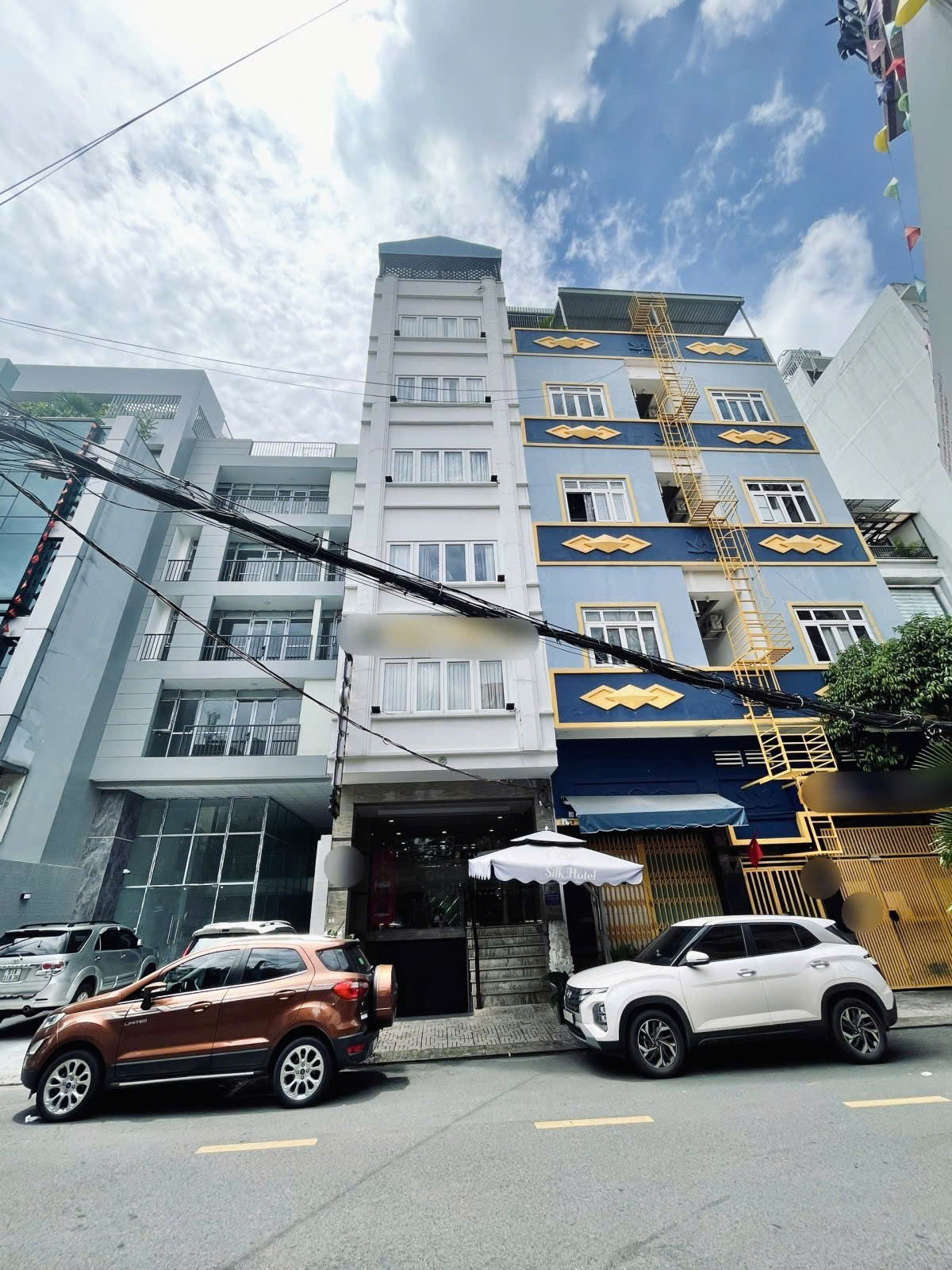 HIẾM - DT 300/THÁNG - NGAY SÂN BAY - KHÁCH SẠN 33 PHÒNG - 900M2 SÀN - SHR - NỞ HẬU