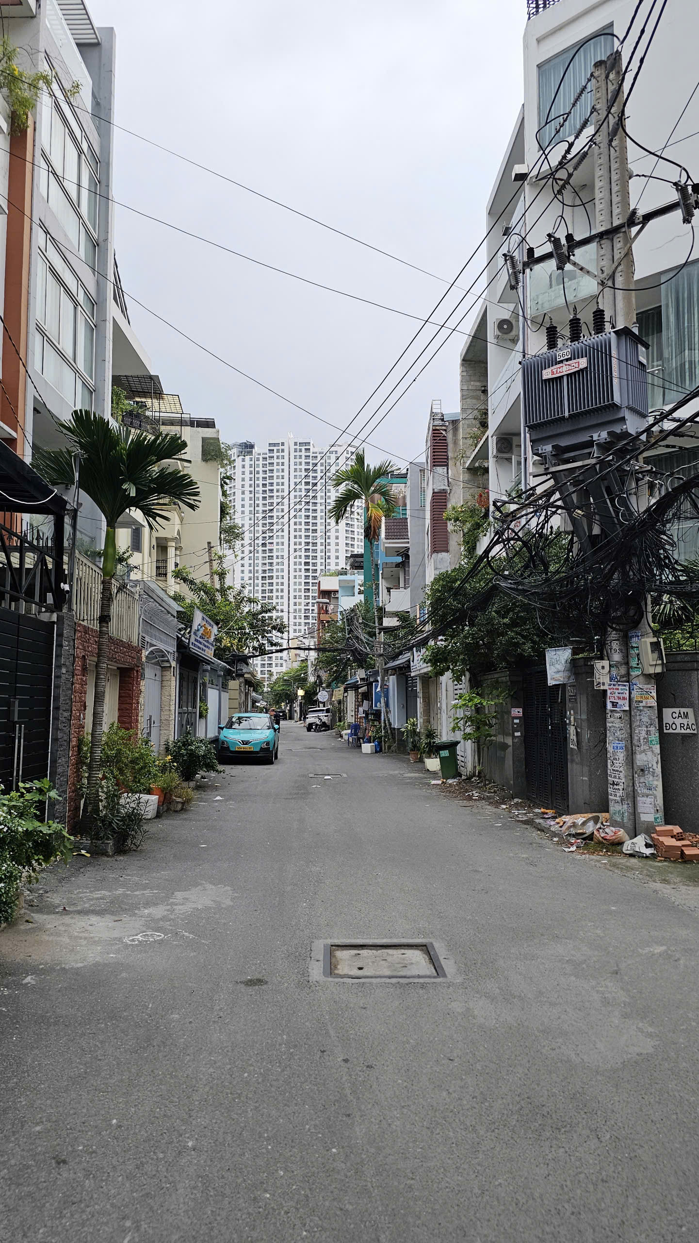 BÁN NHÀ MẶT TIỀN XE TẢI CẠNH Q1  CÓ 3 TÊ  Q4 ĐÚC 3 TẤM