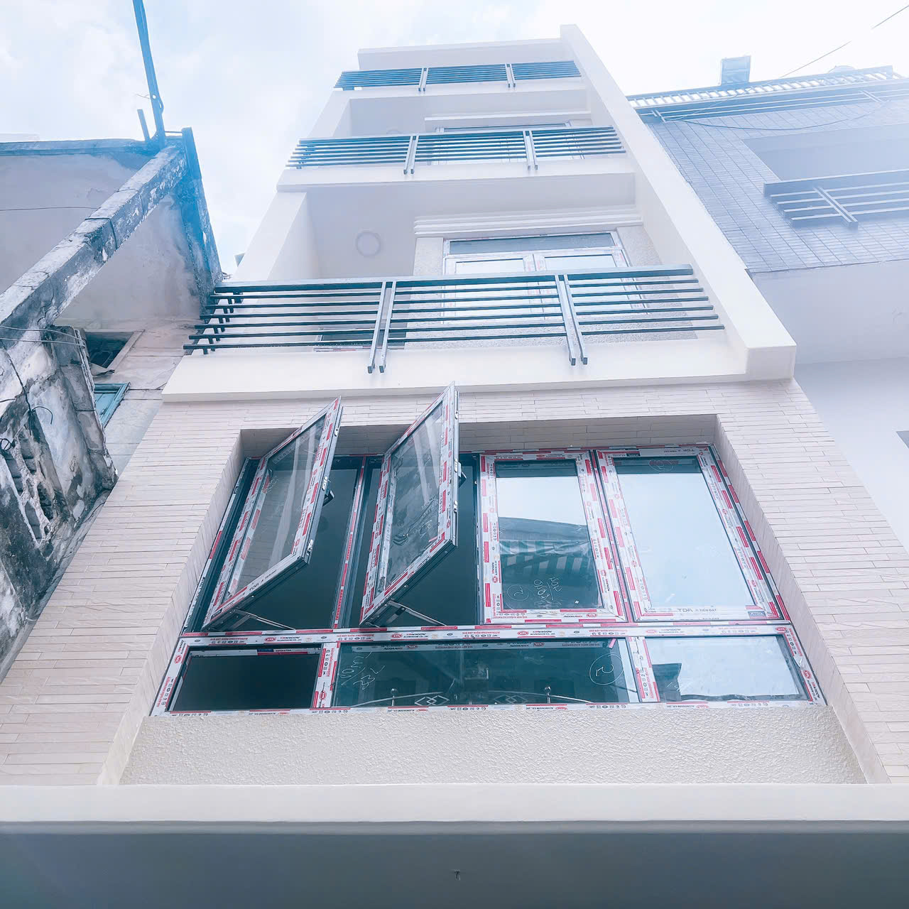 bán nhà ngay sát mặt tiền Hoàng Diệu  nhà mới 5 tấm 
trung tâm Q4 có 6 tỷ
