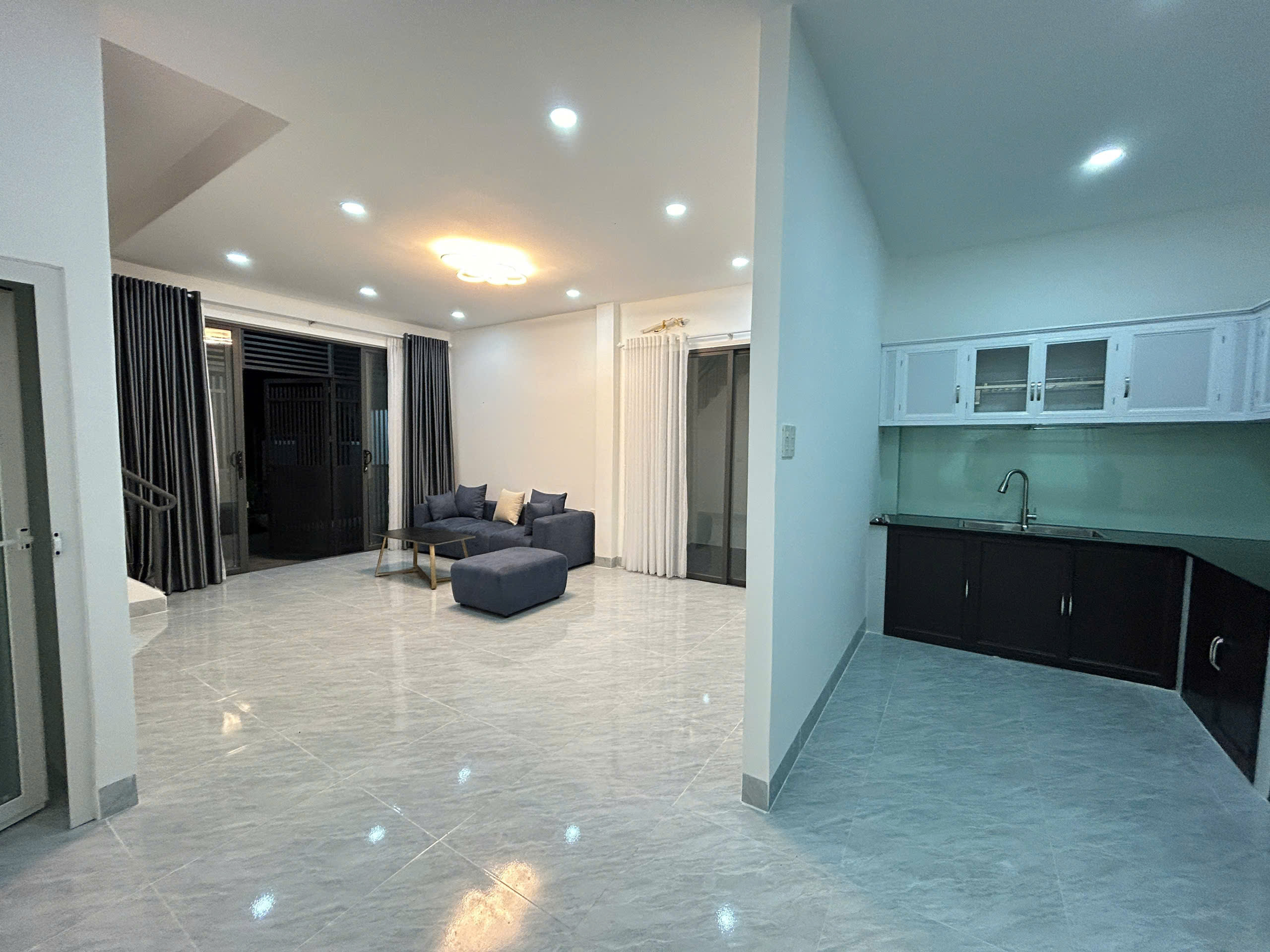 Bán nhà 2 tầng Lý Phục Man, vĩnh phước, Nha Trang

Vị trí: Cách đường chính 2/4 100m.
Đi bộ tắm biển hòn chồng 700m 

Diện tích: 62,7m full đất ở đô thị