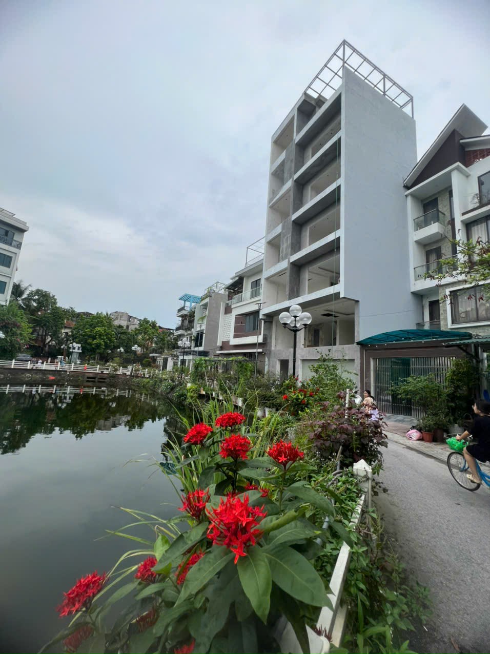 BÁN NHÀ MẶT TIỀN RỘNG – NGỌC THỤY, LONG BIÊN, HÀ NỘI.

???? Diện tích: 50m² – Mặt tiền: 8m – Hậu nở – Ô tô vào nhà
???? Gara để 2 ô tô lớn – Thang máy – Nhà 8 tầng hiện đại
???? View hồ thoáng đẹp – Gần phố Hồng Tiến và phố Ngọc Thụy
???? Giá bán: 23