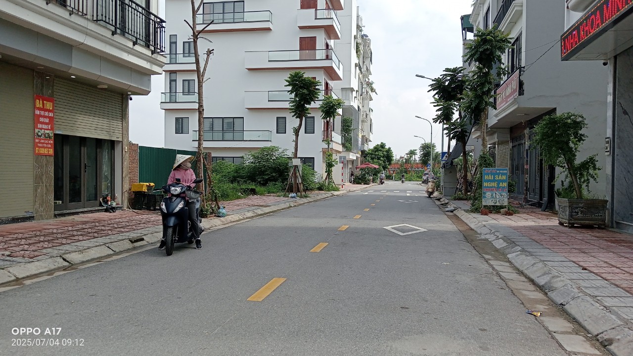 BÁN ĐẤT ĐẸP TẠI NGỌC THỤY - LONG BIÊN ????
???? Vị trí đắc địa – Tiềm năng tăng giá cực cao!

Diện tích: 45m², giá 15 tỷ 200 triệu

Mặt tiền: 4.4m

Đường trước nhà: 13m, có vỉa hè rộng 4m