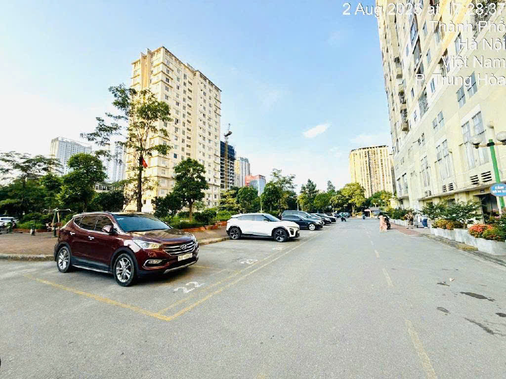 CHUNG CƯ CẦU GIẤY- NHÀ THIẾT KẾ HIỆN ĐẠI -  Ô TÔ CHẠY VÒNG QUANH - 3PN - 2WC - 2 BAN CÔNG - TIỆN ÍCH XUNG QUANH KHÔNG THIẾU THỨ GÌ - KHÁCH CHỈ VIỆC SÁCH VA LY VỀ Ở LUÔN.