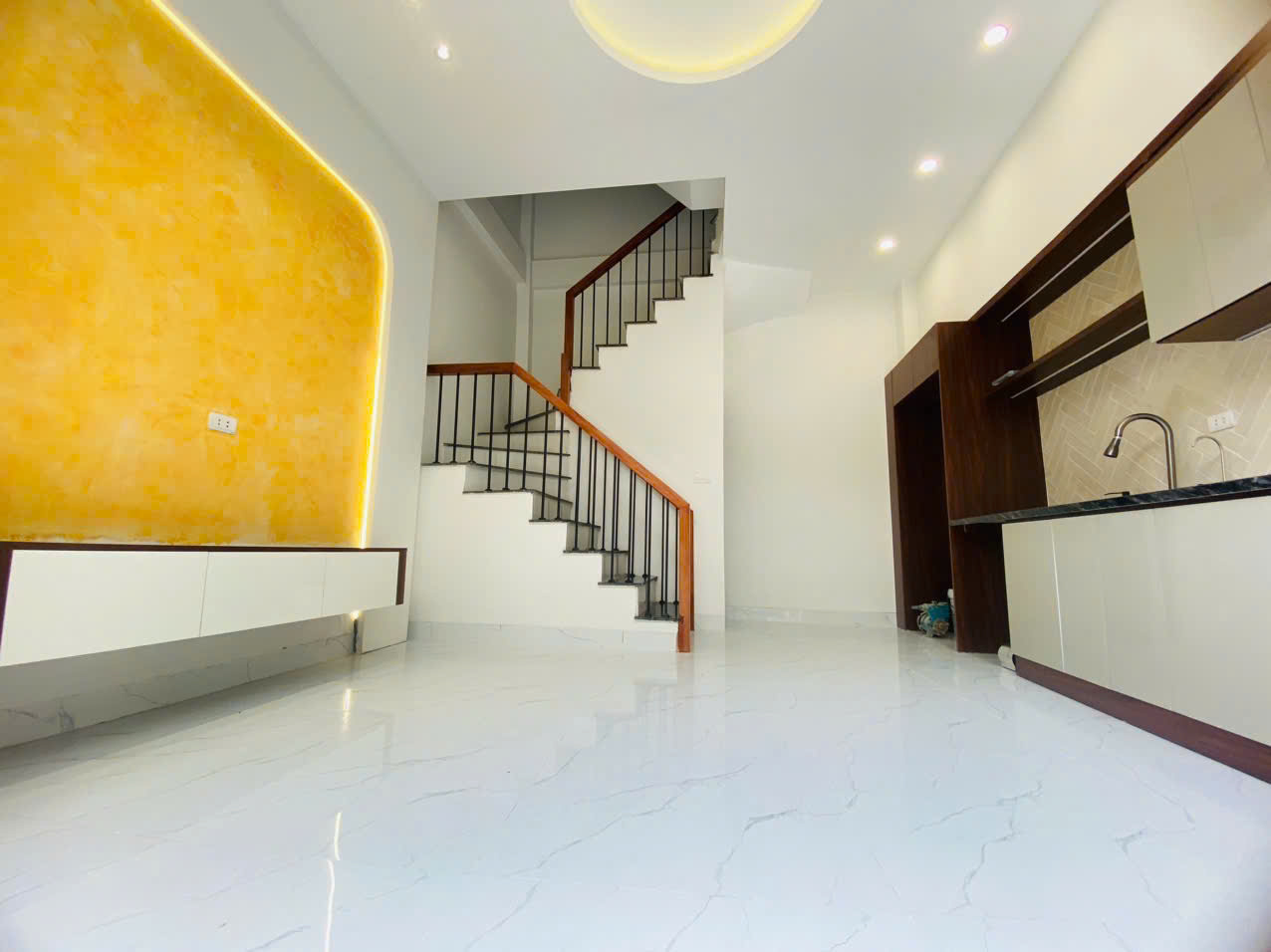 NHÀ MỚI PHÂN LÔ – NGÕ THÔNG Ô TÔ – MẶT TIỀN RỘNG – THIẾT KẾ HIỆN ĐẠI ????
???? Ngô Gia Tự  22m² x 5T  MT 4.5m  5.35 Tỷ – Long Biên