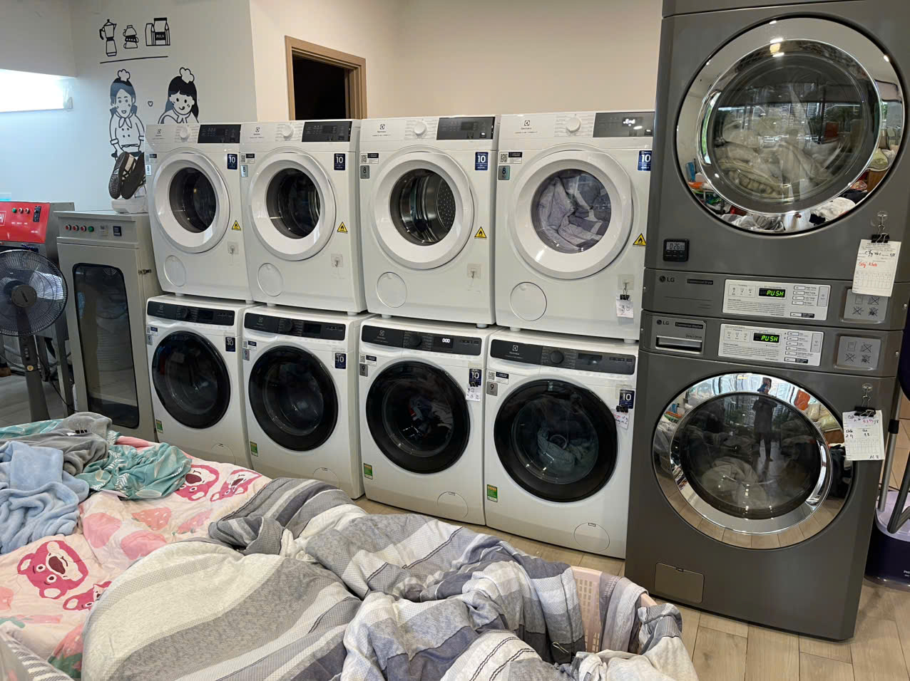 Quận 9 ! SANG RẺ TIỆM GIẶT SẤY SHOP HOUSE LƯỢNG KHÁCH ĐÔNG , Tổng 10 máy mới : Có 2 máy giặt sấy  lớn 20kg, Tel : 0932179438 ( Chính chủ )