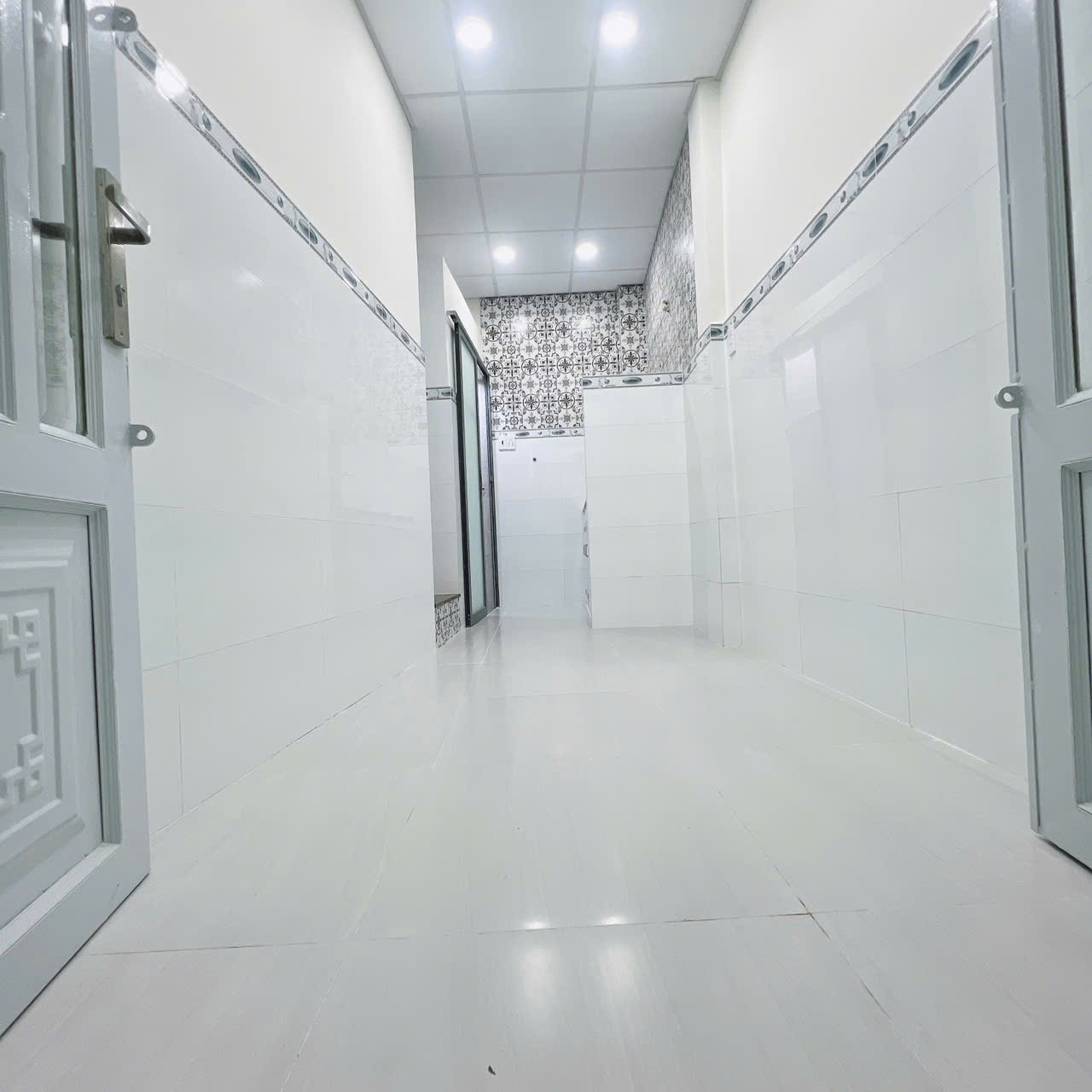 Sát mặt tiền Q 4 nhà mới đẹp

chỉ 1 tỷ