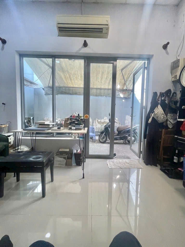 bán nhà Ngang 6.5 m x 8.9 m Hẻm rộng có 4 đ 
trung tâm Q4