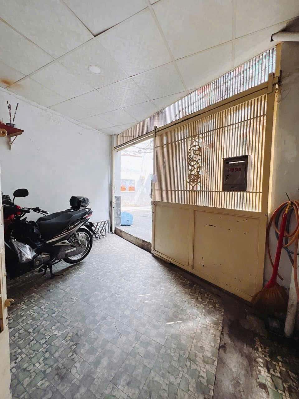 bán nhà hẻm Tân Vĩnh Q4 
Ngang 4 dài 13.5 m có 4Đ