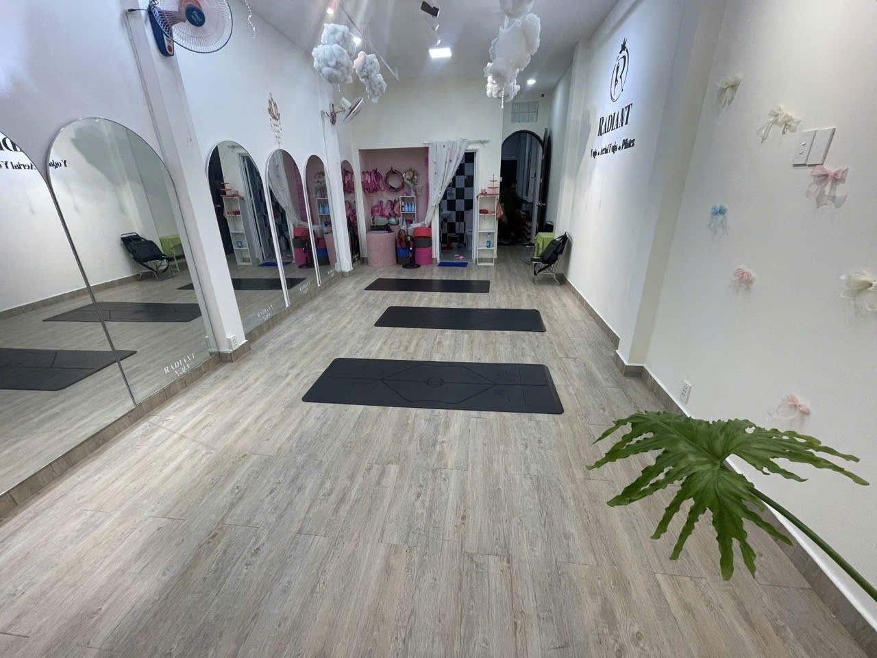 Quận 1 – Nguyễn Trãi ! MB ĐẸP LẮM ! SANG MB LẦU 2 GIÁ RẺ 12 tr ! đường khu kinh doanh sầm uất , vị trí đẹp, Tel : 0908689612 ( chính chủ )