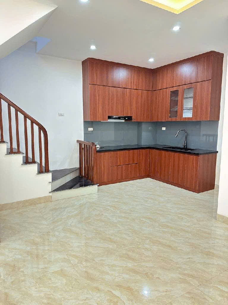 Bán nhà ở Đức Giang, 30m ra mặt phố, nhiều tiện ích. nhà 30,5m. giá 6x tỷ , x tiểu học ( có tl )