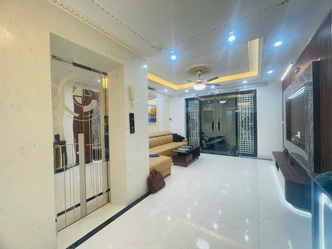 SIÊU PHẨM VÕ CHÍ CÔNG – 6 TẦNG – THANG MÁY – VỪA Ở VỪA CHO THUÊ 8PKK, 60 m, 6  tầng, MT 5.5 m. 14.5 tỷ