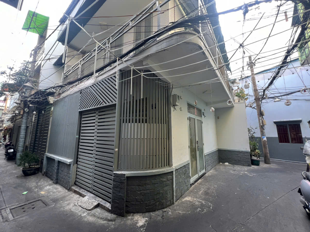 bán nhà Mặt tiền  hẻm xe hơi sát nhà 
Ngang 6m6  x 8m5 đúc bê tông 
Q4 nhỉnh 5 đ