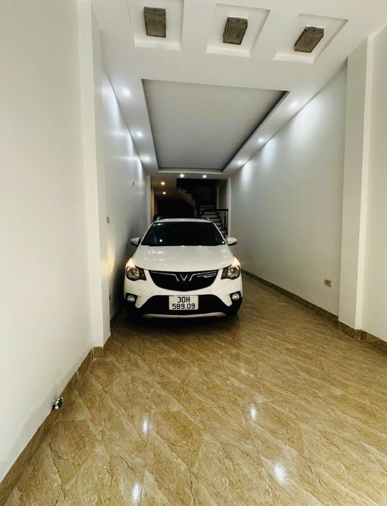 Vương Thừa Vũ 47m, ô tô đỗ cửa, pháo đài thế kỷ, ngôi Vương giữa phố