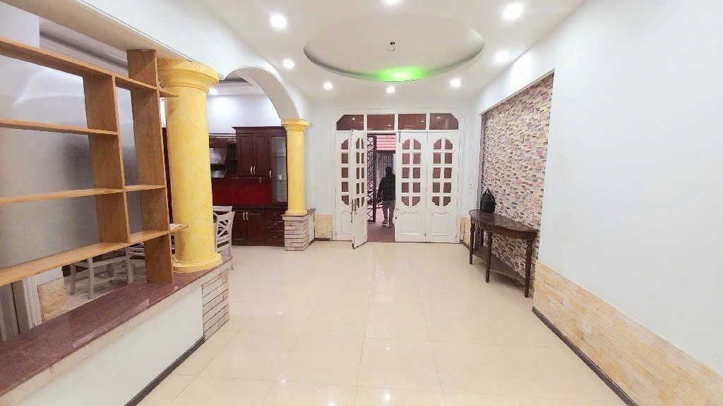 Thịnh Hào 105m siêu rộng, khủng như biệt thự, có sân và giếng trời tự nhiên