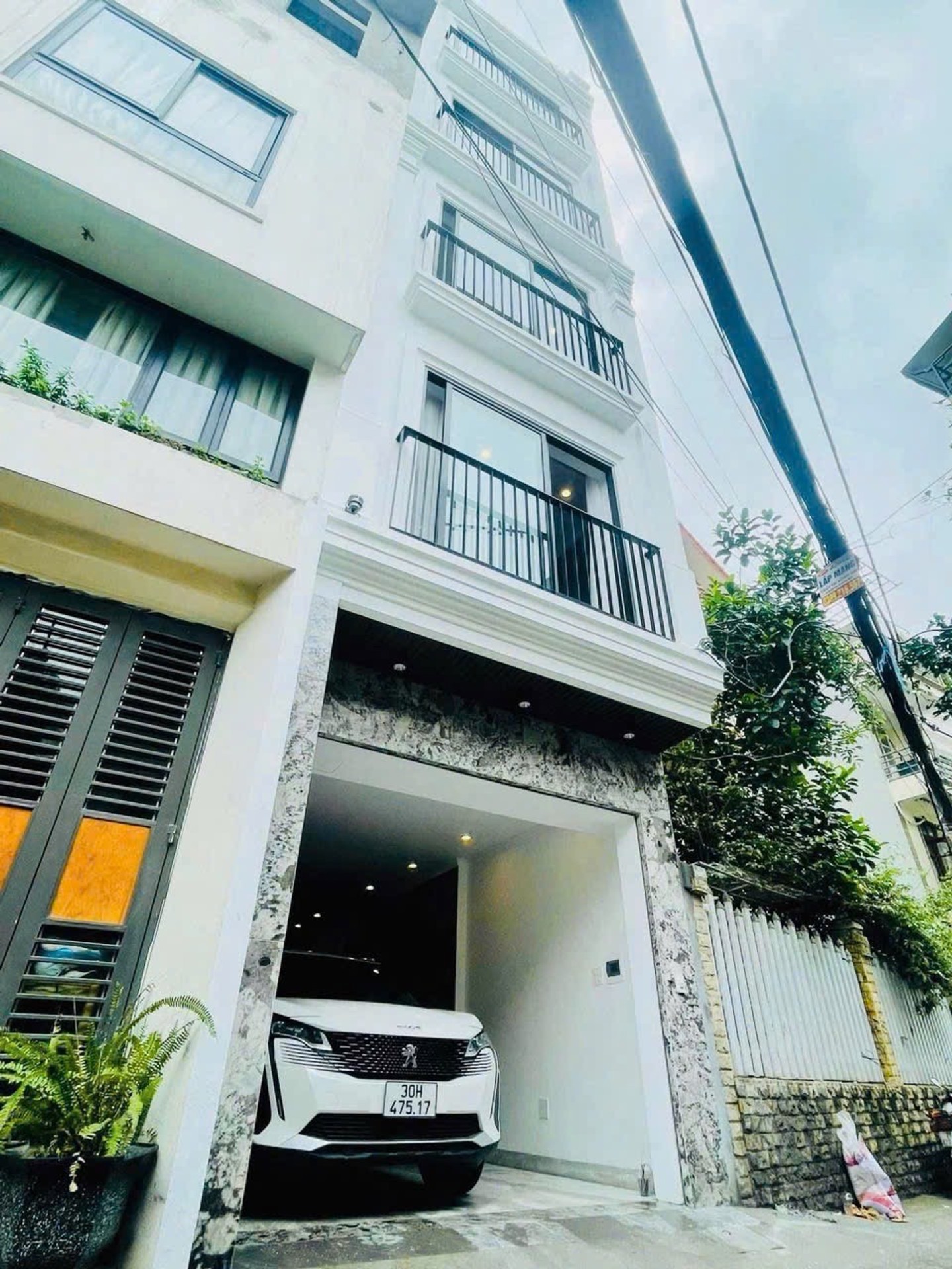 Bán nhà Ngọc thụy 11 tỷ 40m ô tô gara,thang máy,sổ đỏ Long Biên