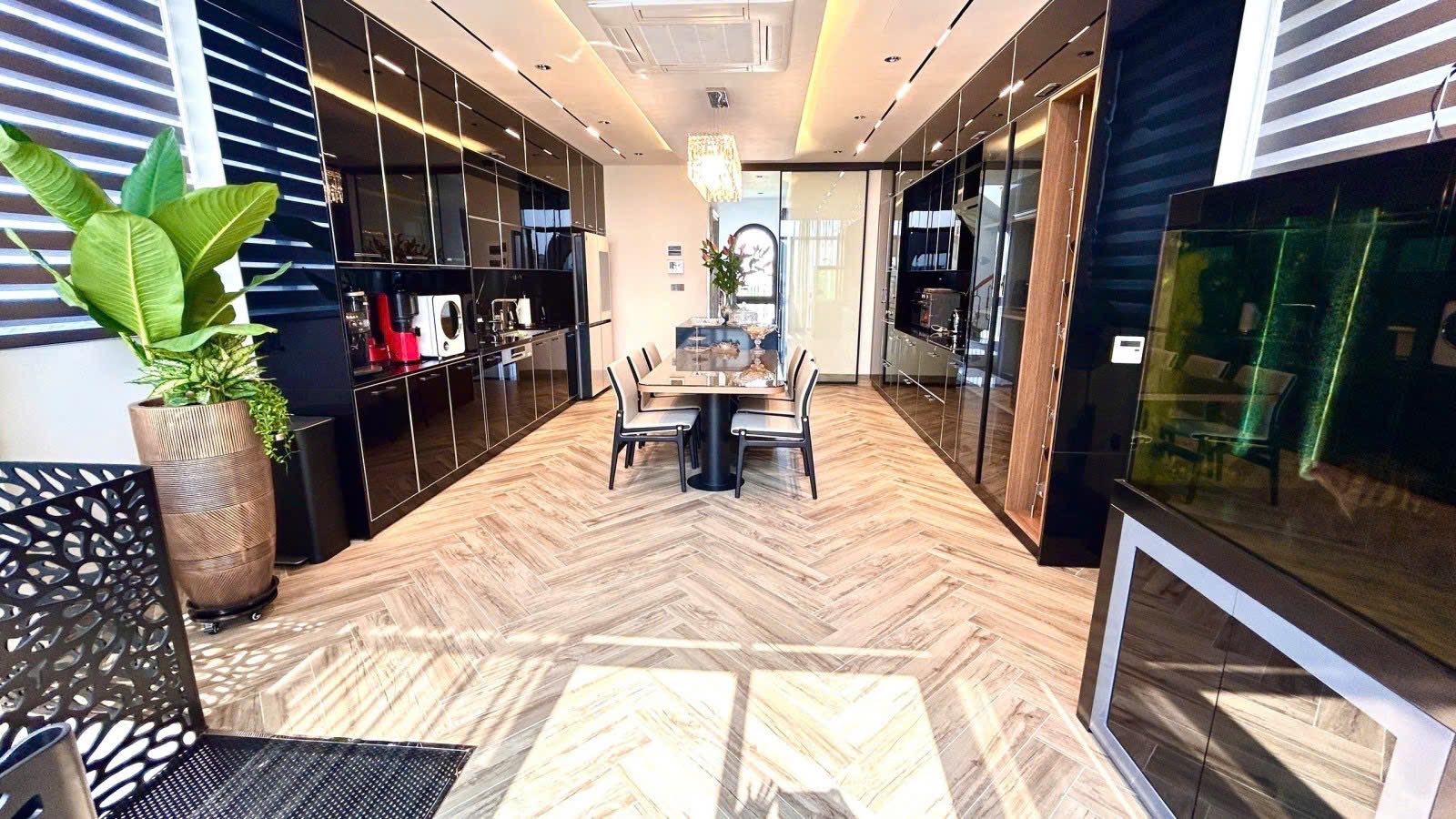 BÁN SIÊU PHẨM NGỌC THỤY 61M2, 7 NỔI 1 HẦM, VỈA HÈ, KINH DOANH, VIEW CÔNG VIÊN - 2X TỶ