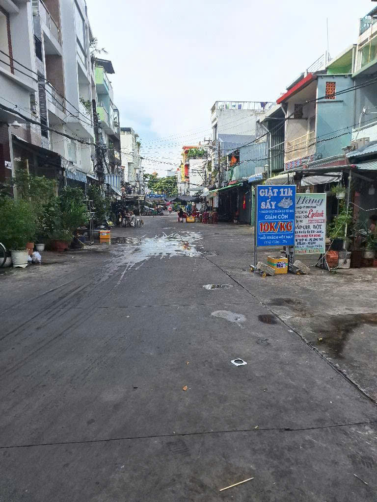 BÁN NHÀ MẶT TIỀN XE TẢI CẠNH Q1

  CÓ 3 TÊ  Q4 ĐÚC 3 TẤM