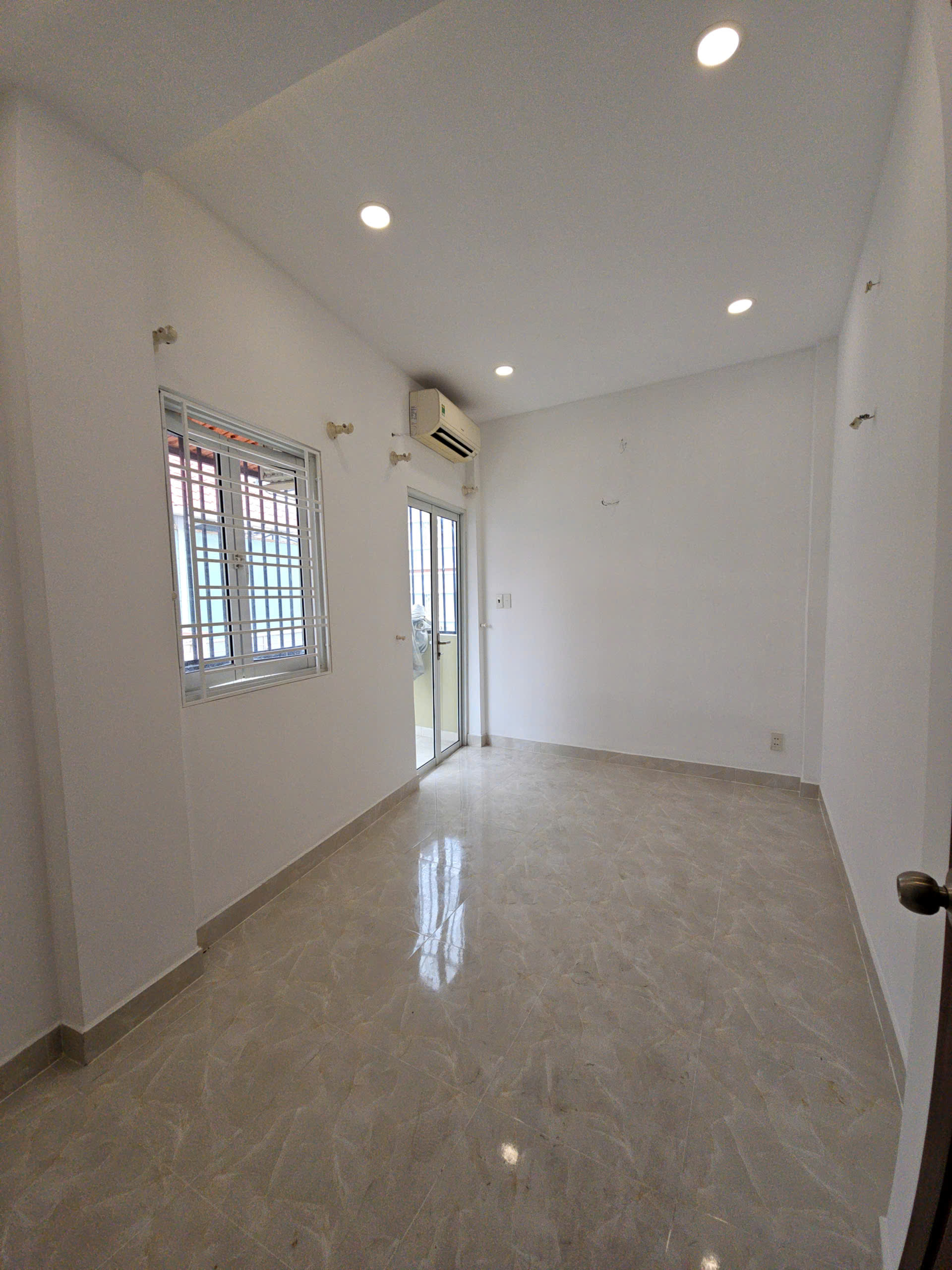 bán nhà sát mặt tiền lại cạnh Q1 
trung tâm Q4
Ngang 8 diện tích SD 100m2
đúc bê tông 4 tấm có nhỉnh 4 Đ