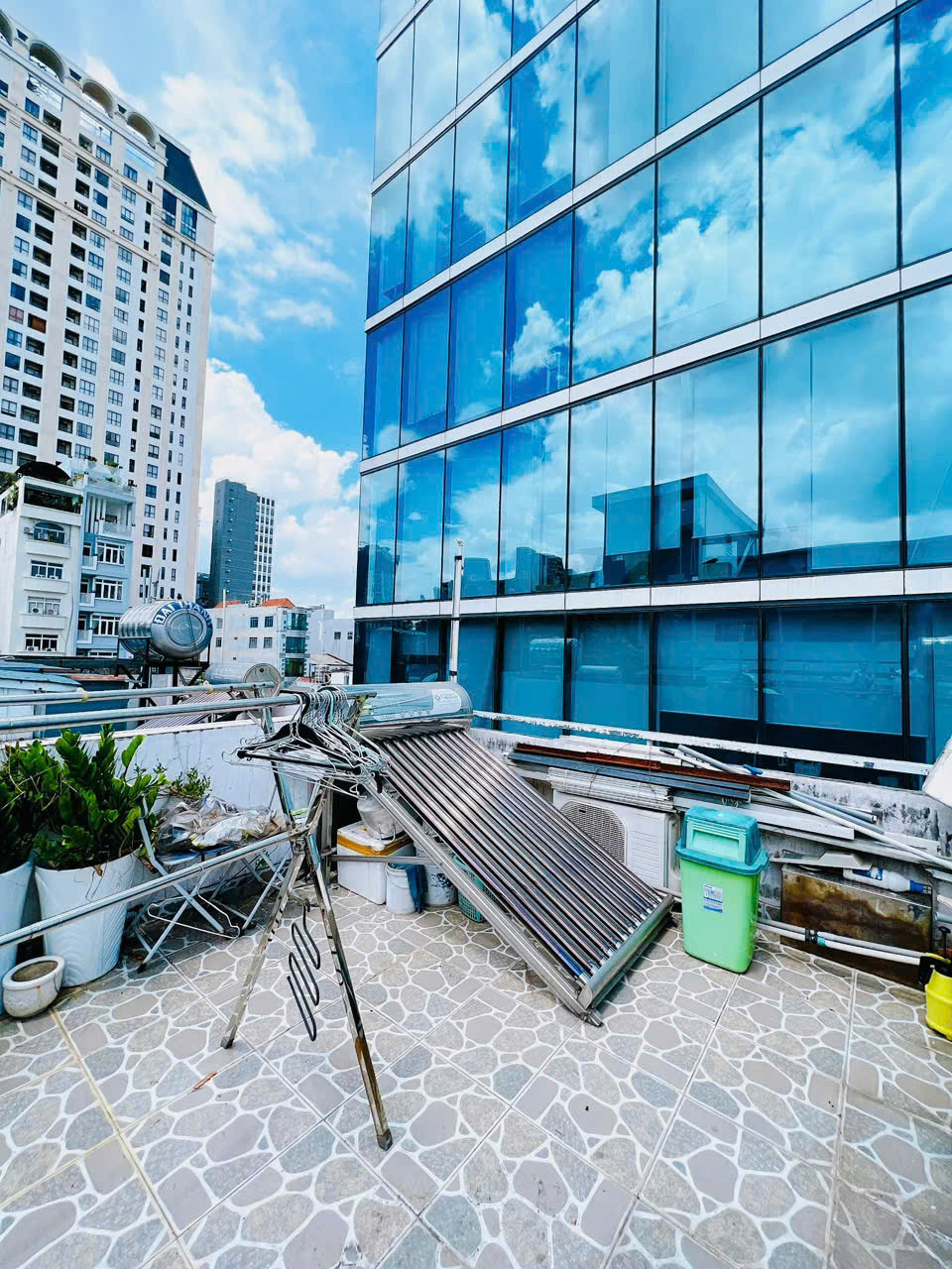 Bán nhà mới xây dựng Sát mặt tiền Q4 cạnh Q1 
KHU PHỨC HỢP - 5 TẦNG - 98M2 
- BỀ NGANG 6.2 M có 4 tỏi