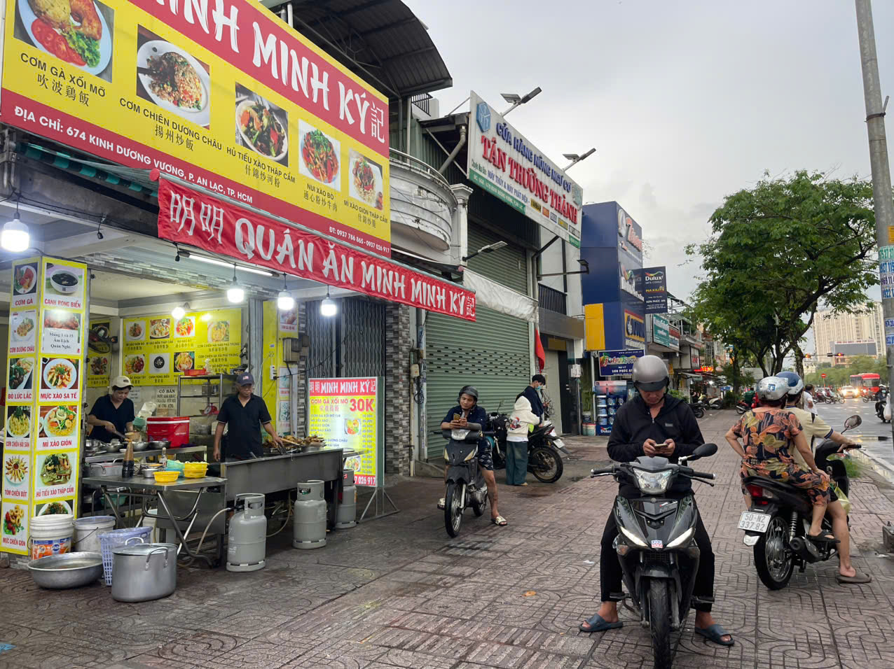 Bình Tân ! QUÁN ĂN GÓC 2 MT ĐẸP LẮM SANG RẺ 79 tr, QUÁN CƠM GÀ – HỦ TIẾU XÀO “ MINH KÝ “ MB vỉa hè rộng 8m , Thuê 11 tr, Tel : 0707366039 ( chính chủ )