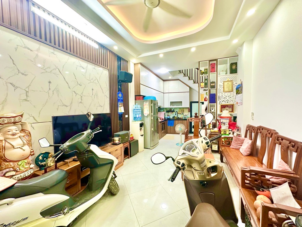 Bán nhà Phố Hoàng Mai, ô tô lùi tận cửa, ngõ nông rộng thoáng 33m2 giá chào 6.8 tỷ